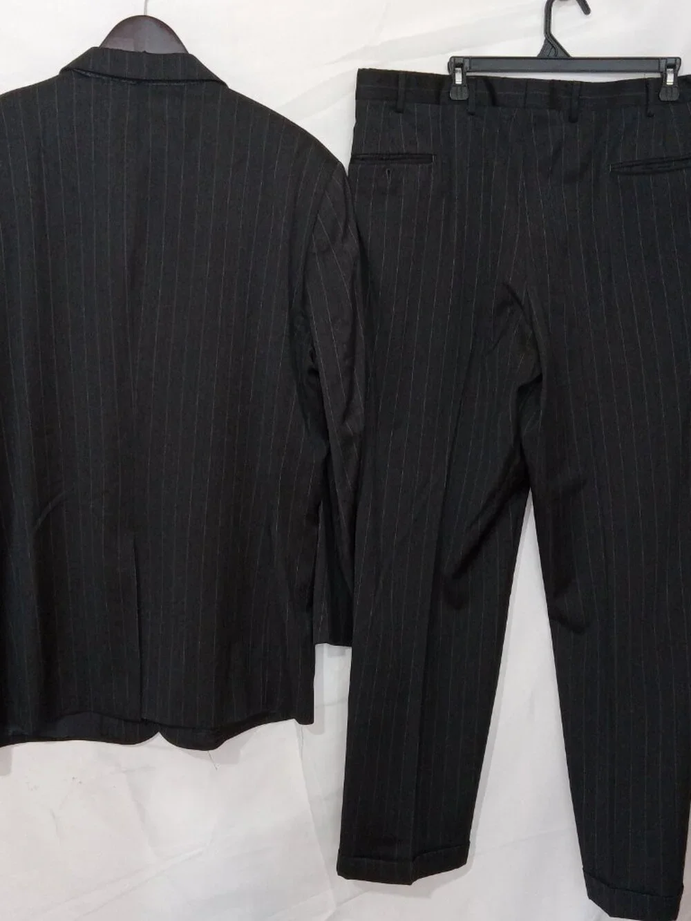Jos A Bank Gordon Mens 100 Wool Pinstripe Suit 46L 42x32 Black 2 Button Pleated